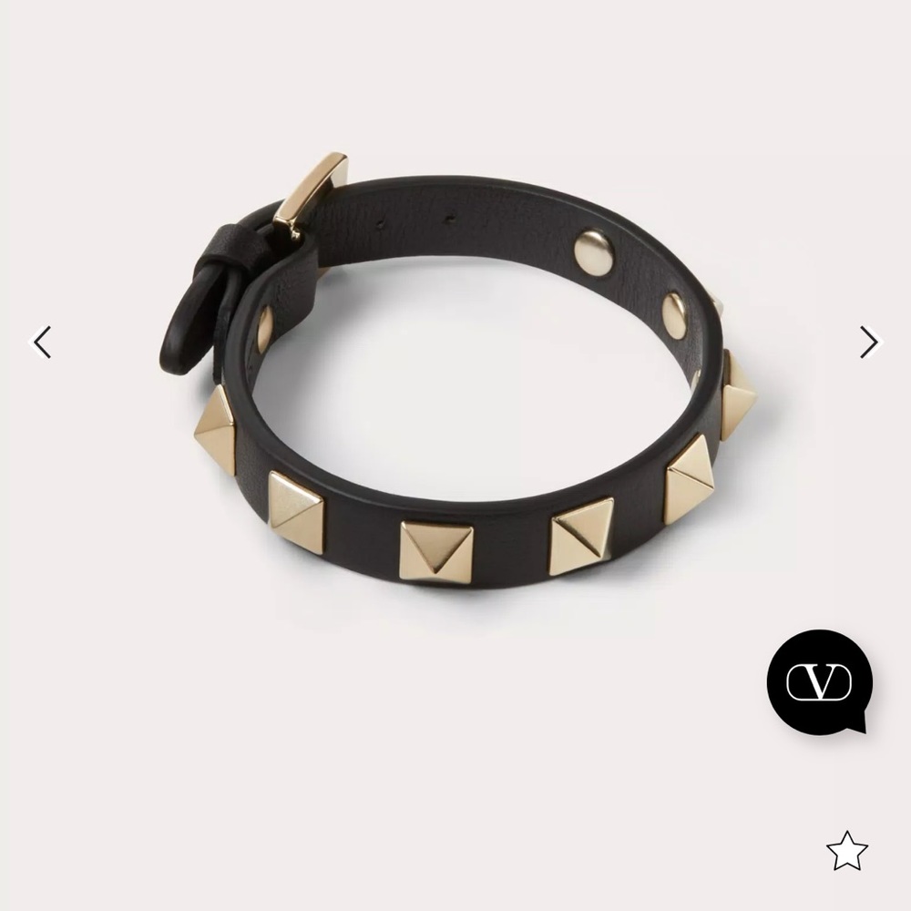 Valentino Garavani Rockstud bracelet in black calfskin.